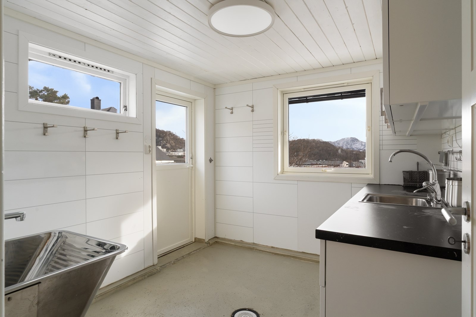 Hobbyrom/bi-inngang som tidligere var et vaskerom. Galleribilde