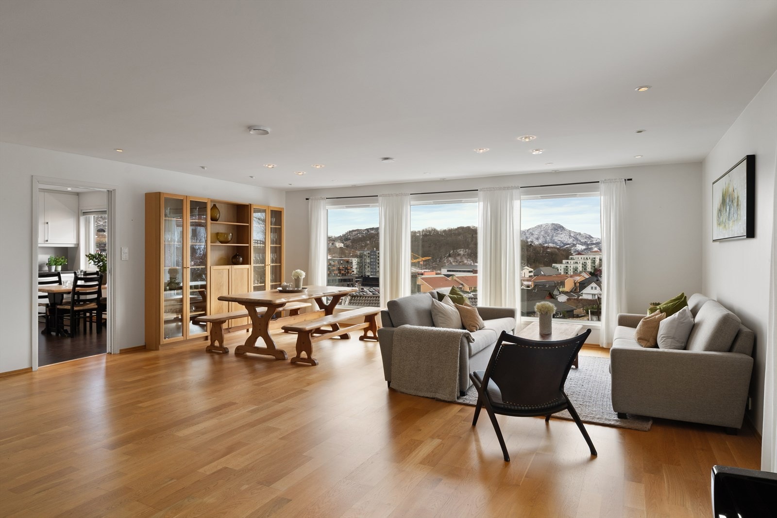 Lys og innbydende stue med store vindusflater, flott utsikt og god plass. Galleribilde