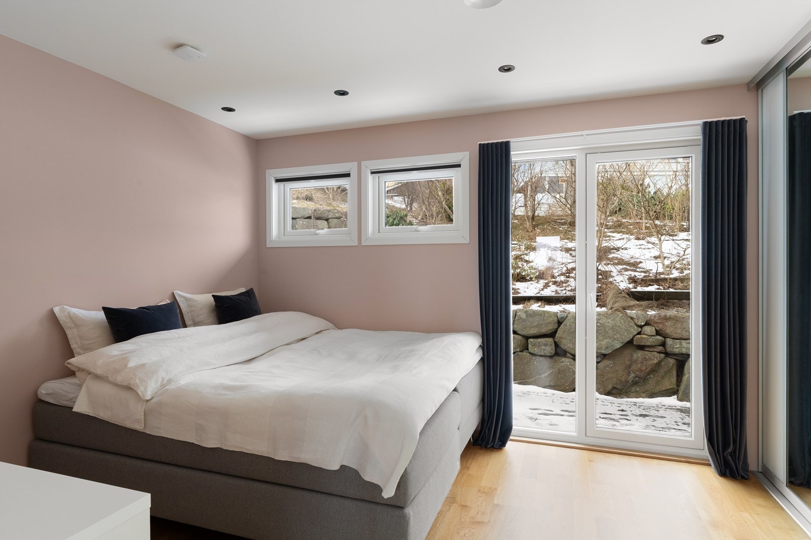 Dette soverommet har egen dør ut til terrassen bak boligen. Galleribilde