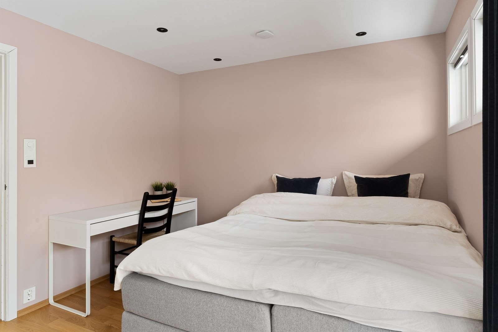 Soverom nr. 5. Galleribilde