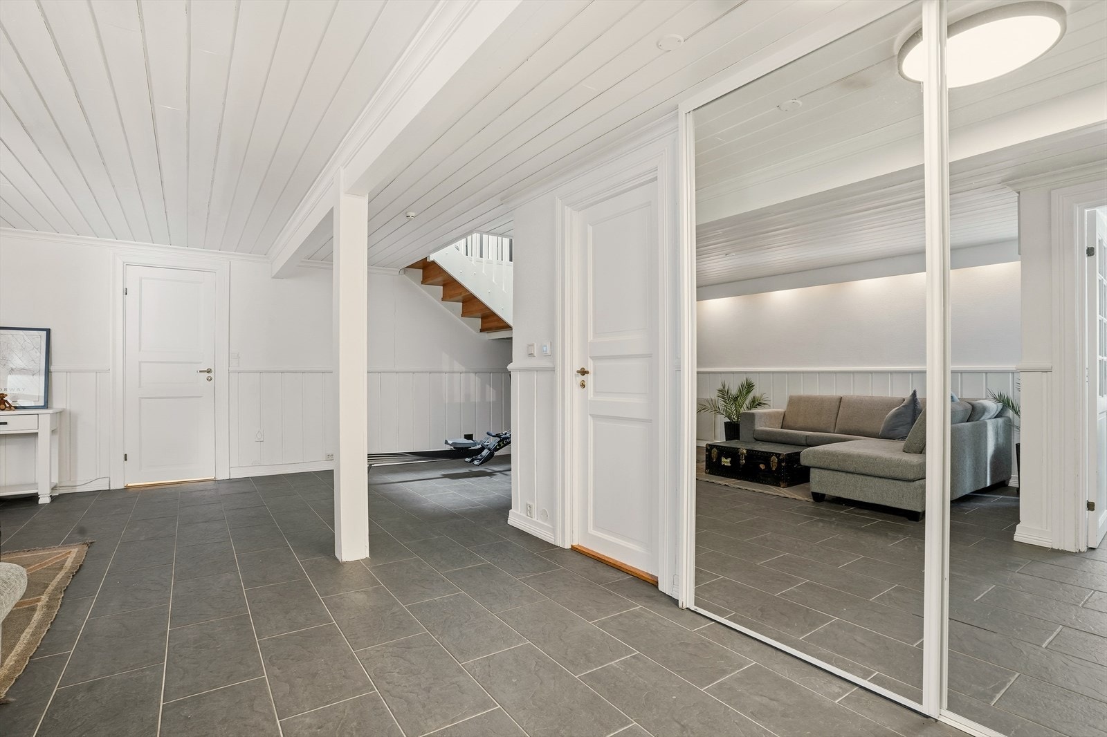 Det er godt med garderobeplass med en gang man kommer inn, både i skyvedørsgarderober me dspeilfelter, og i diverse bodrom i underetasjen. Galleribilde
