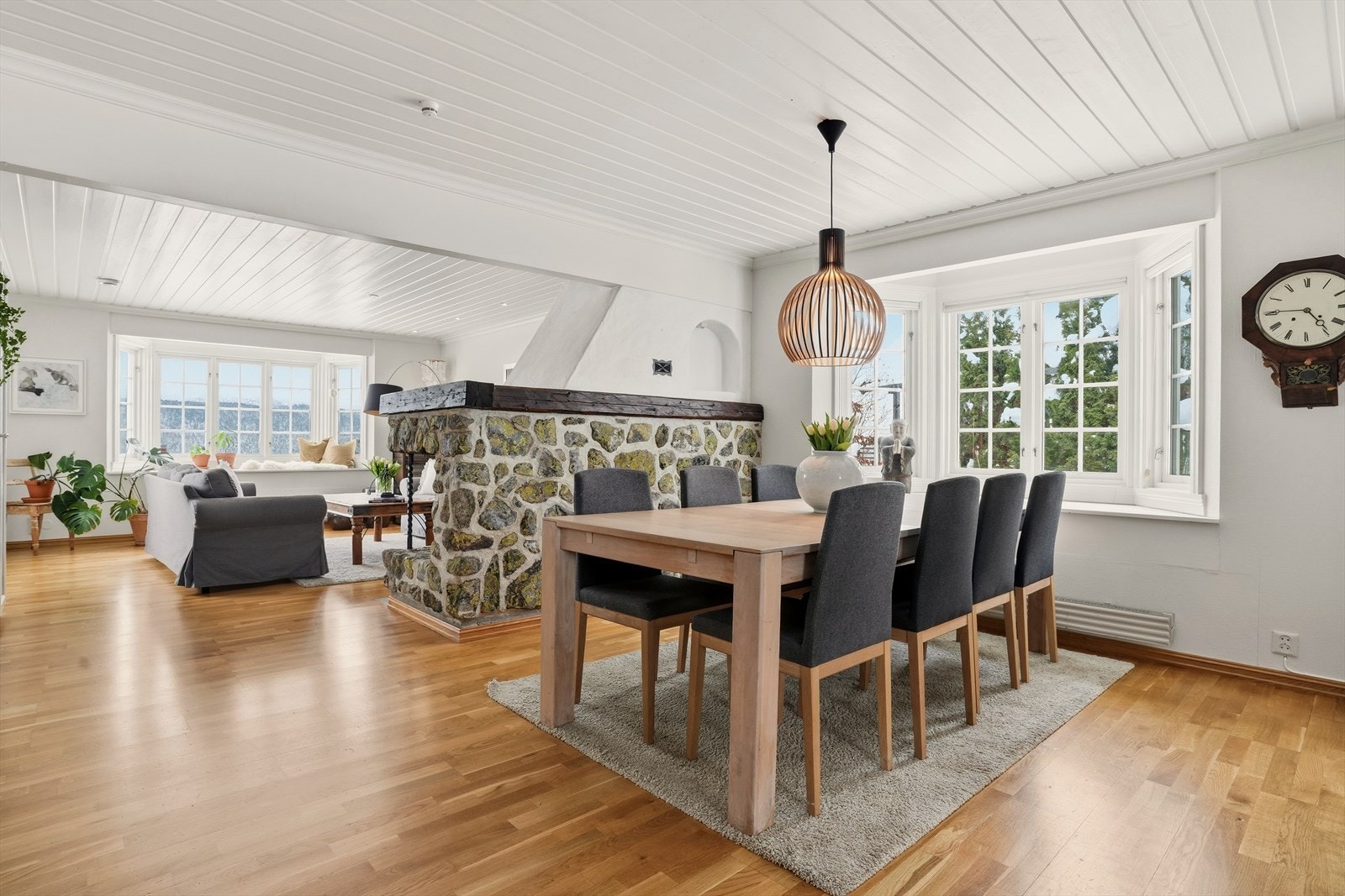 Peis og pipe lager en ny romdeler mot stuen i front. Her er sonene tydelige og møbleringsmulighetene mange. Galleribilde