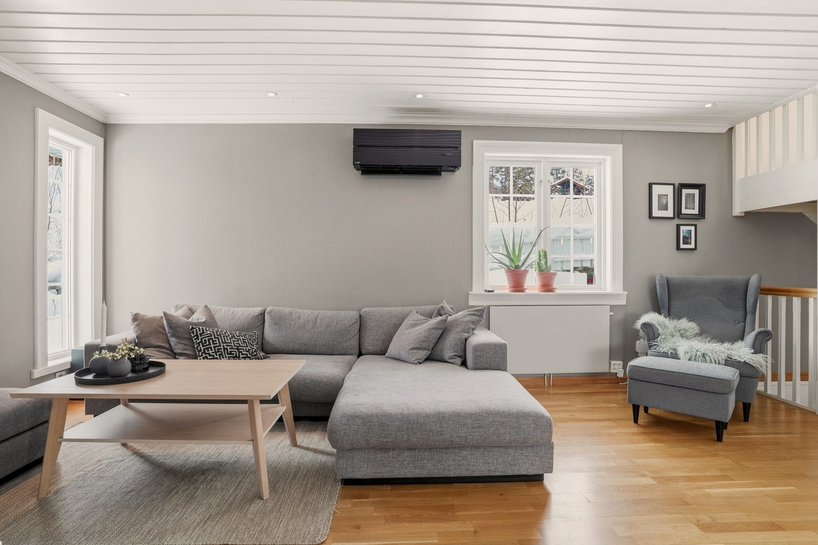 Lyse overflater, med flere ulike vindusposter. Varmepumpe er satt inn i nyere tid, som et supplement til vannbåren radiatorvarme. Galleribilde