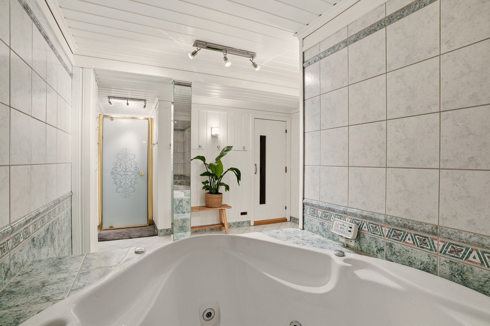 Dusjnisjen finner man til venstre bak glassdøra, og gjennom døra til høyre, har man et eget badstuerom. Galleribilde