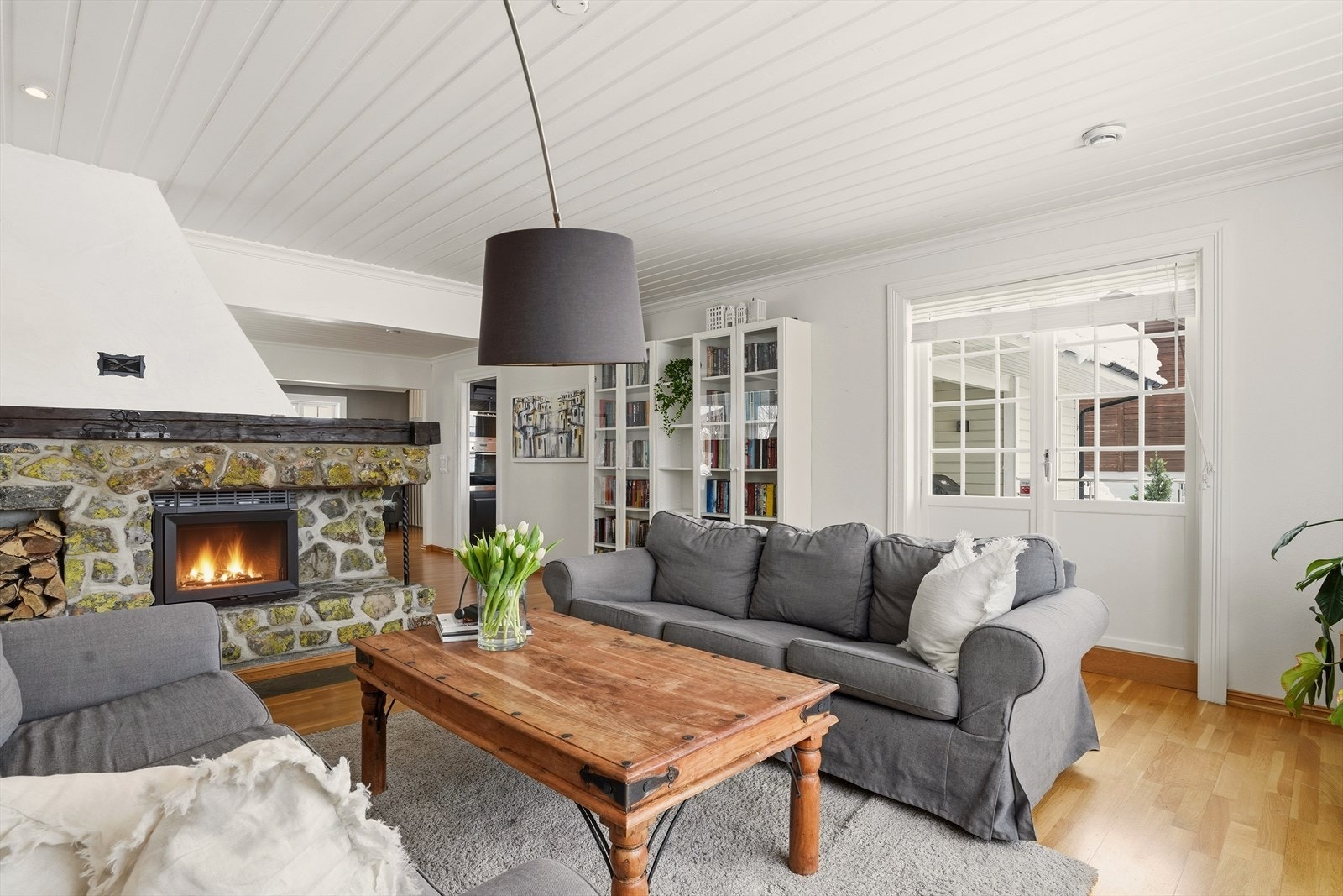 Stuen er oppgradert med en rentbrennende, lukket peisinnsats, hvor den gamle natursteinen ellers er bevart. Galleribilde