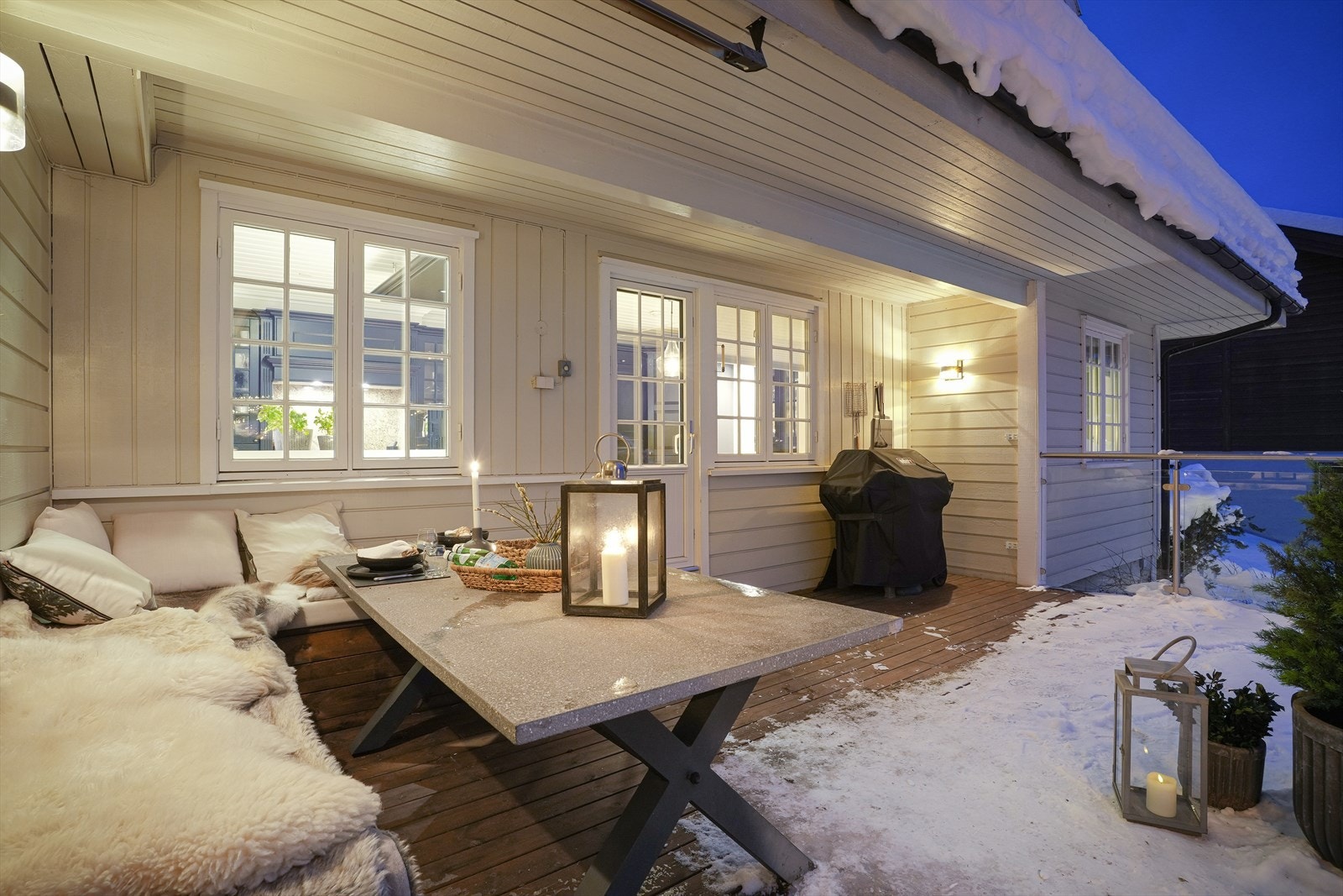 Et raust takoverbygg sikrer en funksjonell bolig, hvor mye av takvannet blir tatt vekk av store gesimskasser rundt hele huset. Også uteplassen er dels takoverbygd. Et lunt og koselig samlested, helt skjermet og uten innsyn. Galleribilde