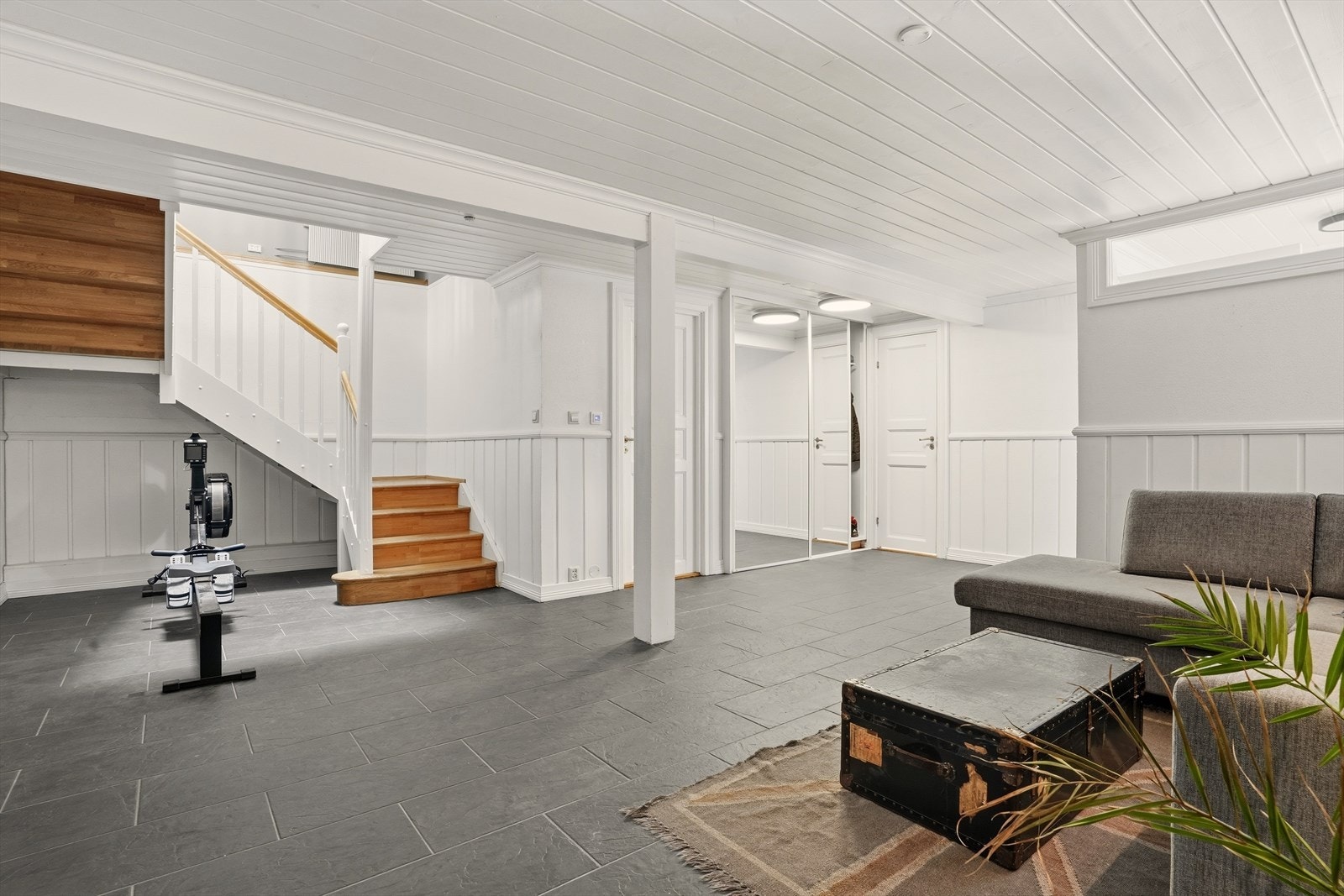 Videre inn fra entrèen er boligen utstyrt med en romslig hall, som tåler hard bruk, skotøy og slitasje. Her er det flislagt gulv med elektriske varmekabler. Galleribilde