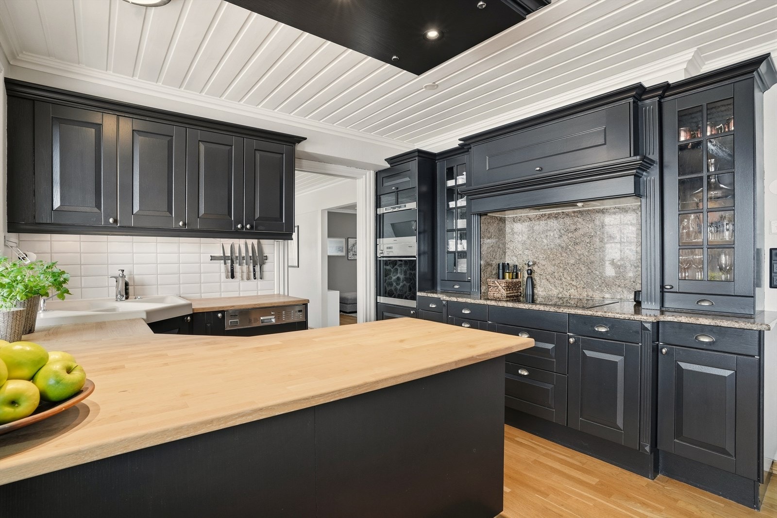 Kjøkkenet er et solid heltrekjøkken med heltre benkeplate og sort-malt innredning. Galleribilde