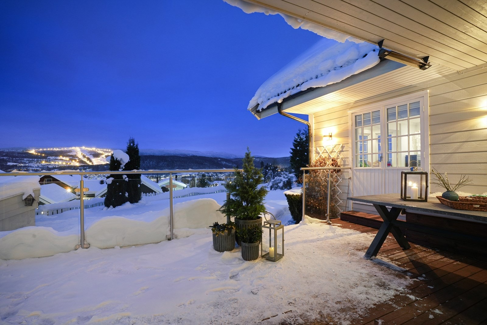 Uteplassen er i senere tid blitt oppgradert blant annet med glassrekkverk til uteplassen. Her har man utgangsdør både fra stuedel og fra kjøkkenet, med trappegang videre ned i hagen i front. Galleribilde
