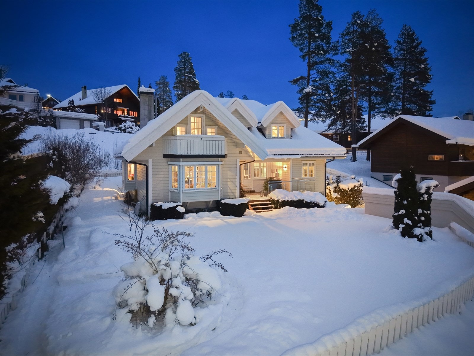 I front av boligen har man en luftig og inngjerdet hage, opp fra veien og bakkeplanet i front. Grønne friområder som er godt egnet for lek og moro, eller en god hagefest. Galleribilde