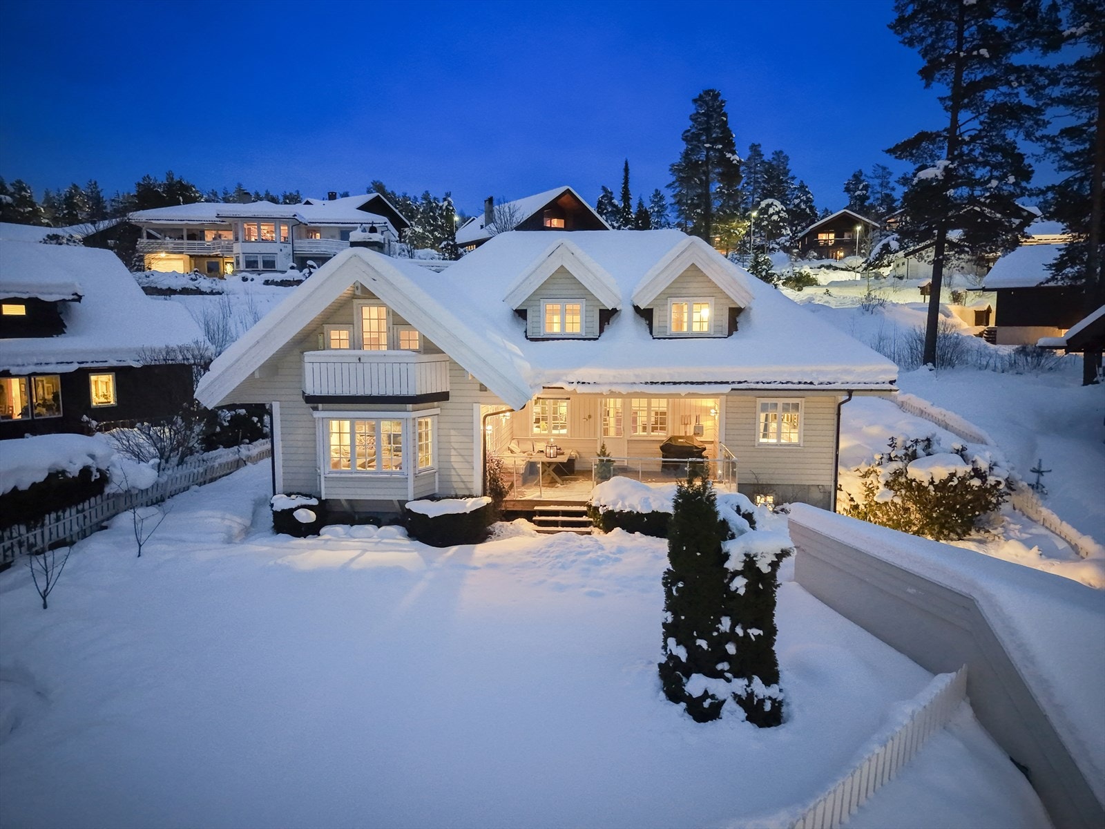 Boligen ligger luftig og fint til, og strekker seg over fullverdige 3 etasjeplan, med inngang i underetasje/sokkel. Galleribilde