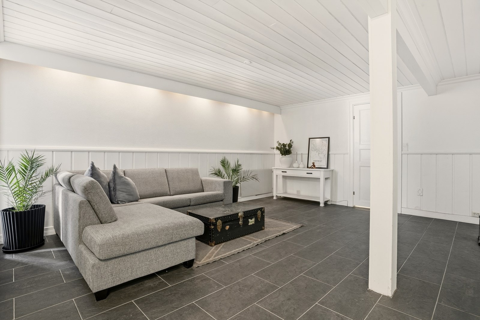 God plass til en egen sofagruppe, og TV-vegg om man ønsker det for barna. Galleribilde