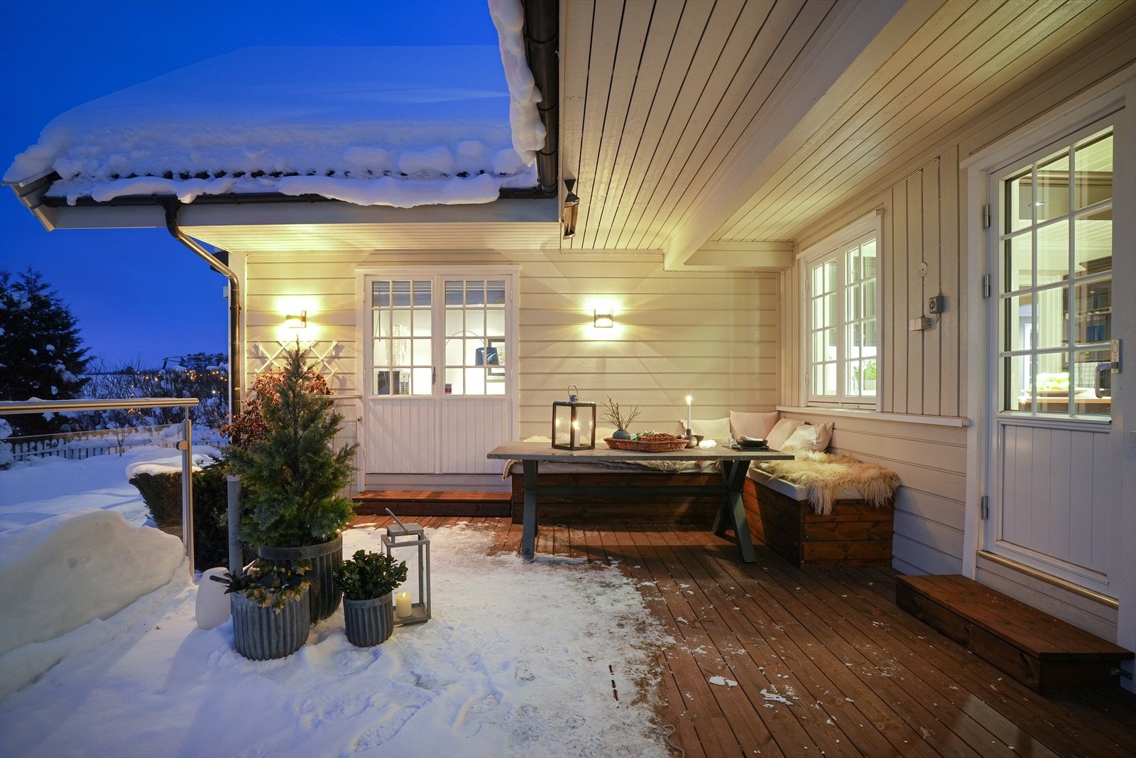 Huset har bra med utvendig belysning, og er bygget i klassisk stil. Uteplassen har terrassebord, og varmelampe montert i taket. Galleribilde