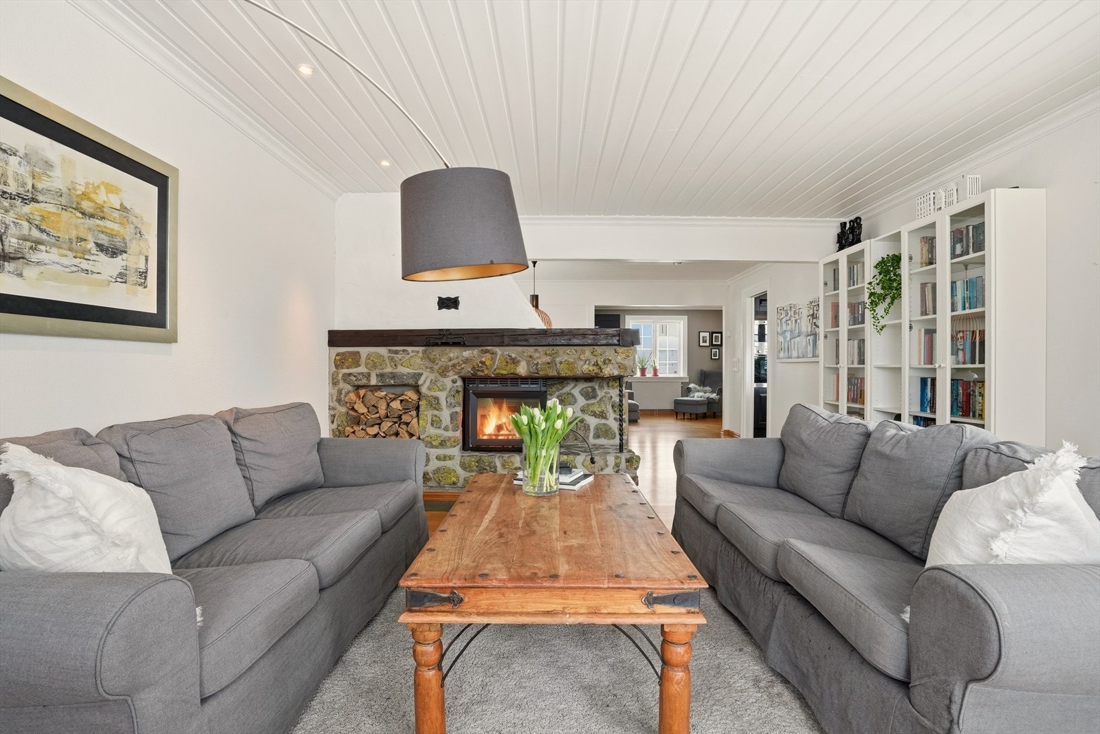 God veggplass mot kjøkkenet, gir ekstra rom for bokhyller, vitrineskap eller liknende. Galleribilde