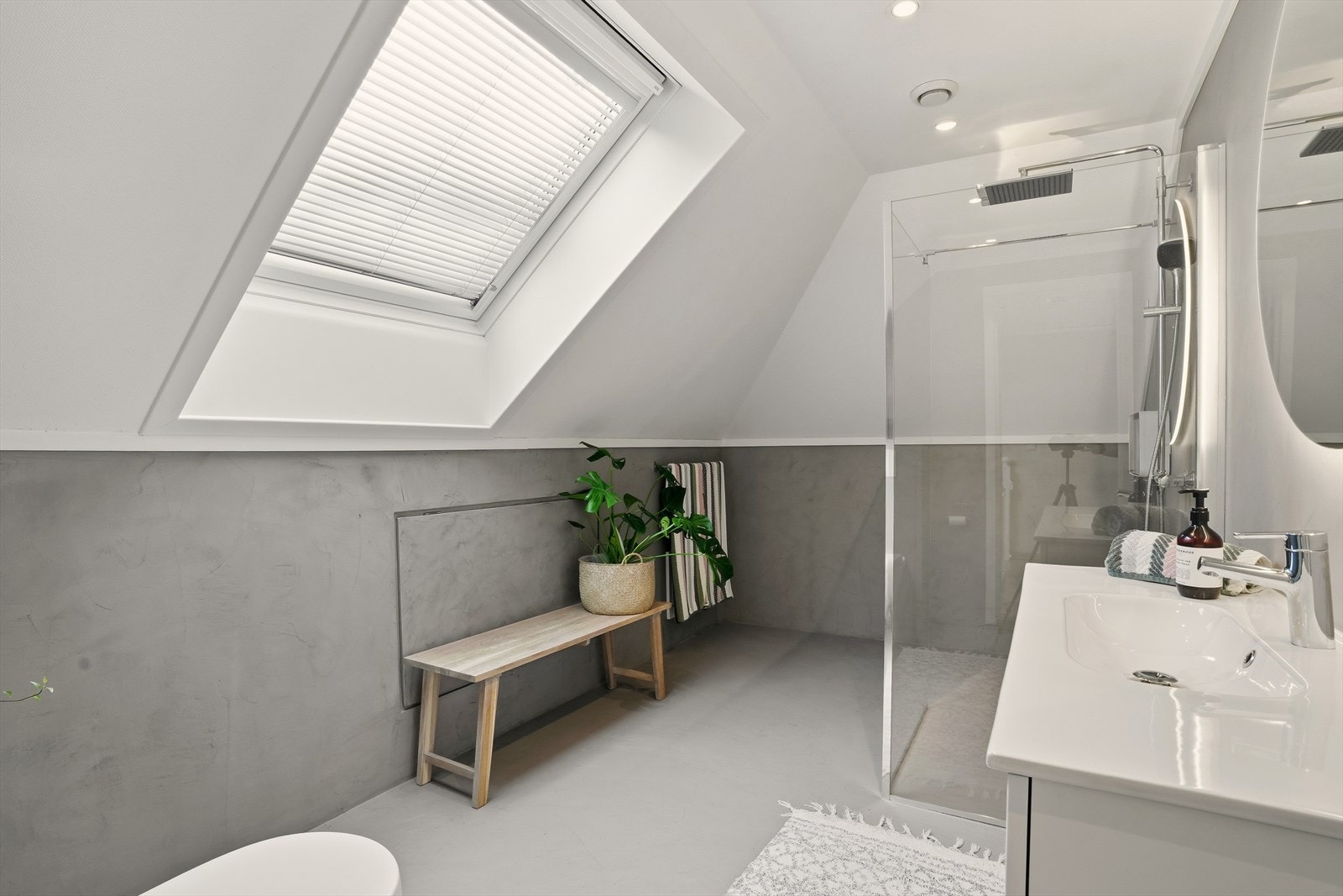 I inspeksjonsluke bak benken, finner man rør-i-rør vannfordelerskap, med moderne sikring av vannrør i egne sikkerhetsrør. Galleribilde