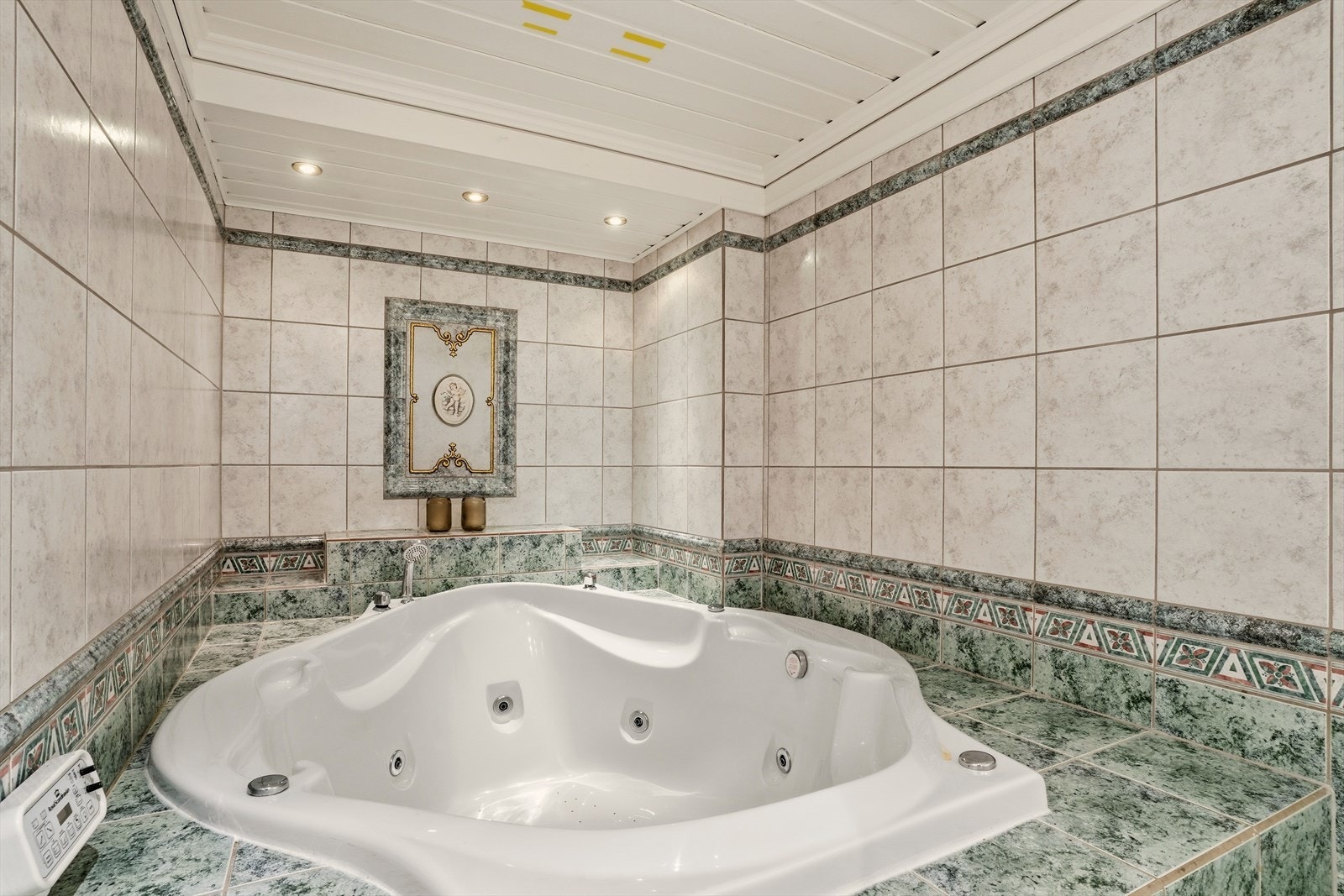 Koble av med et varmt bad i boblebadet. Galleribilde