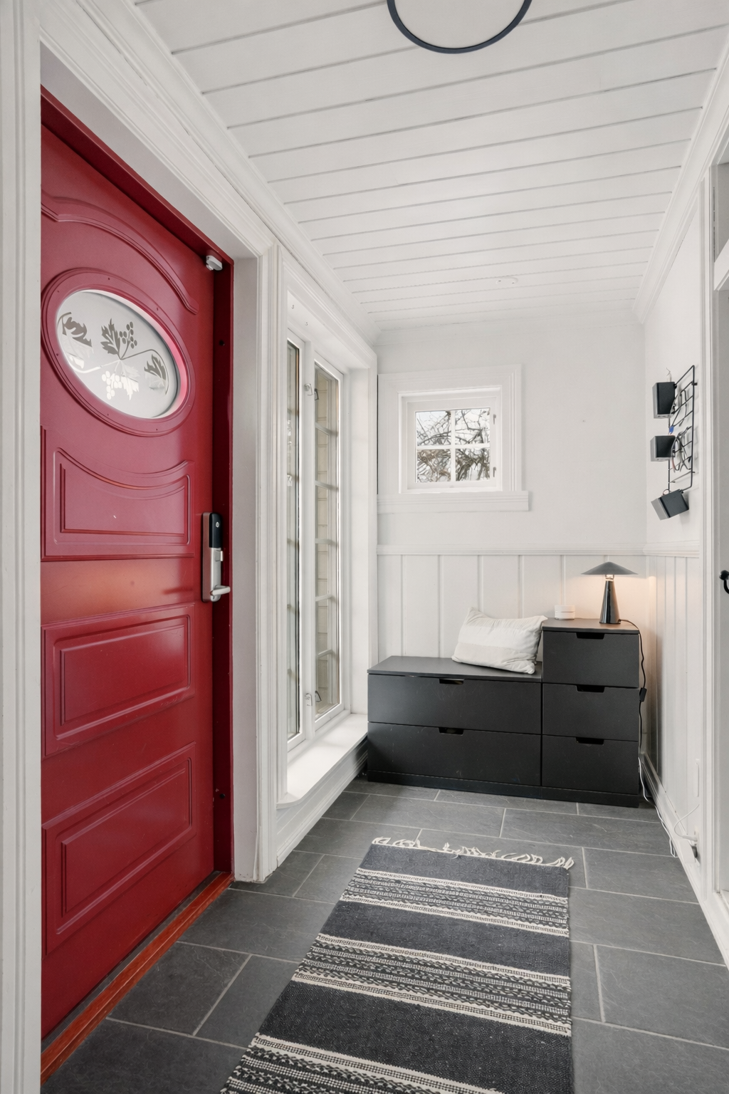 Entrèen er flislagt, og sikrer god plass til skotøy og oppheng av klær. Ytterdøra er påkostet med kodelåssystem fra Yale-doorman Galleribilde