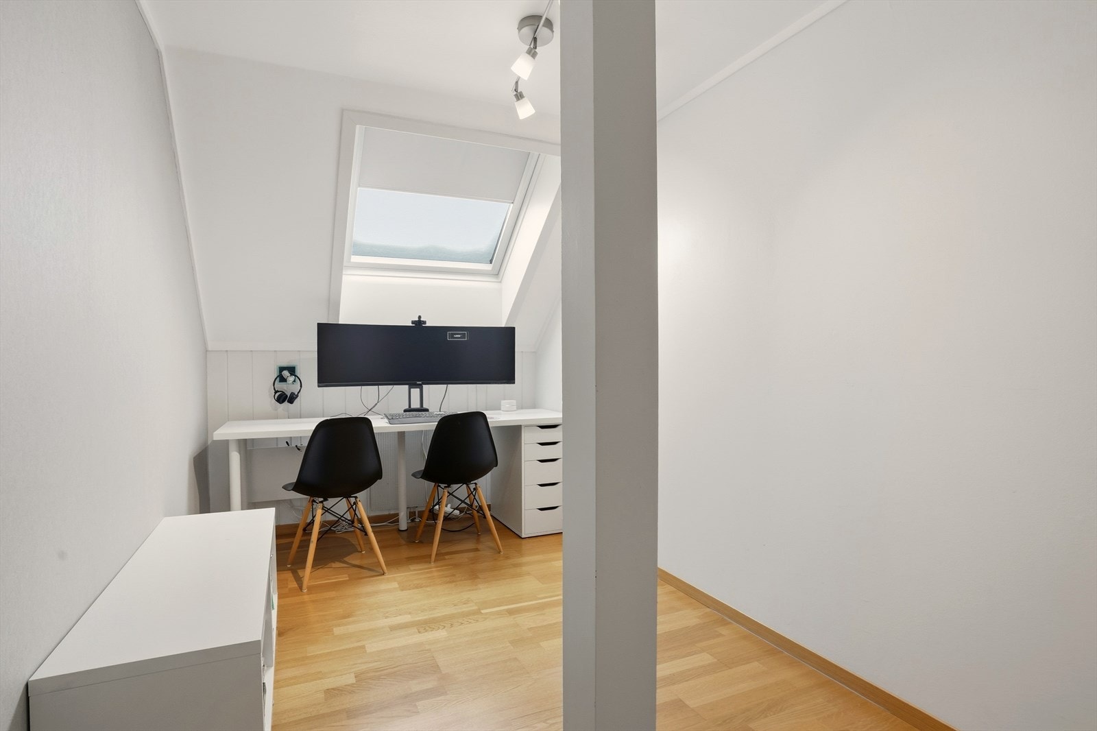 Soverom 5, i dag tatt i bruk som kontorrom (i boligens topp-etasje) Galleribilde