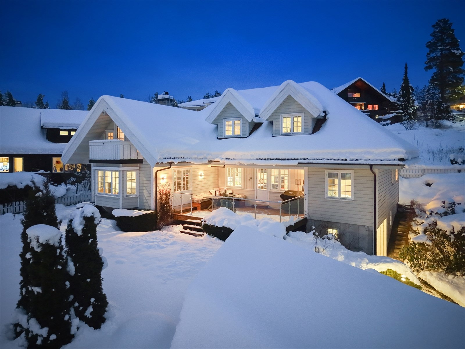 Vestvendt - med inngjerdet hage, sol og utsikt! Ypperlig som en stor og romslig familiebolig. Totalt har boligen et bruksareal på nesten 300 kvm. Galleribilde