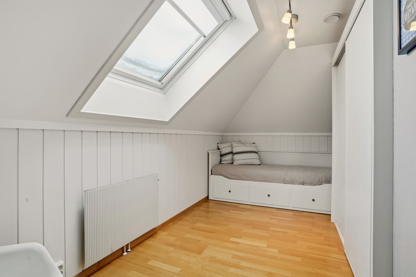 Soverom 4 (i boligens topp-etasje) .Godt utstyrt med garderober mot høyre. Galleribilde