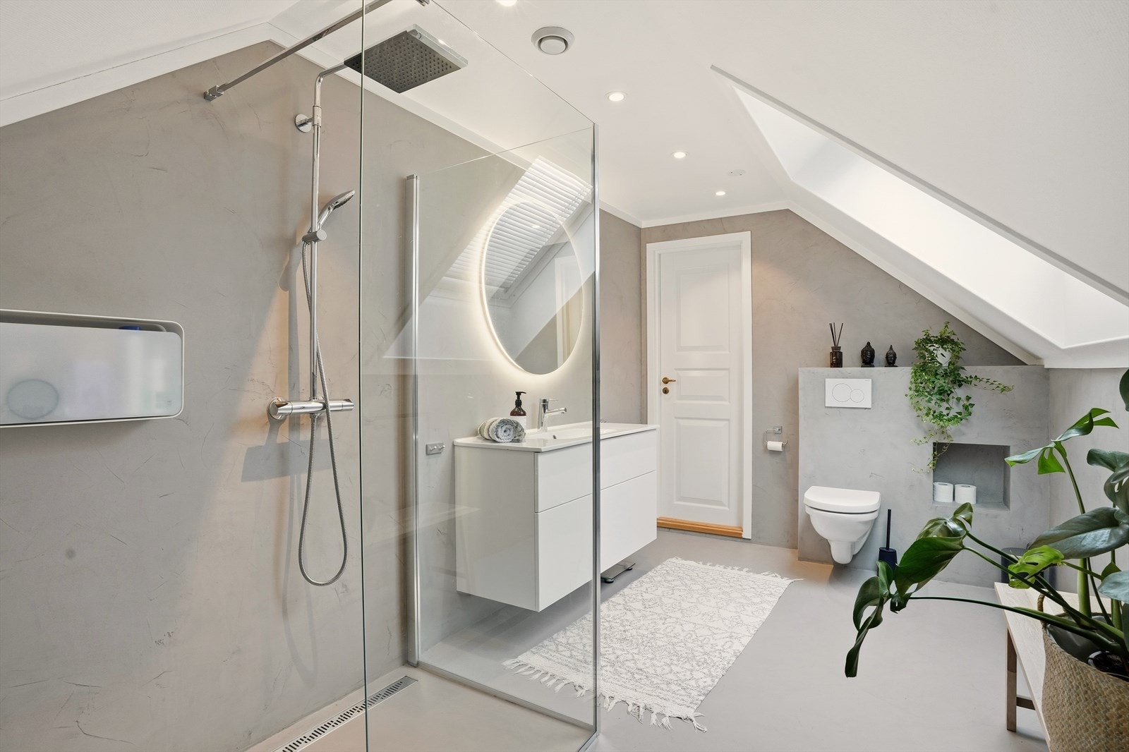 Badet i boligens øverste etasje, er helrenovert med ny membransjikt, og mikrosement. Her det det både en romslig dusjnisje, heldekkende servant, og et ekstra toalett. Galleribilde