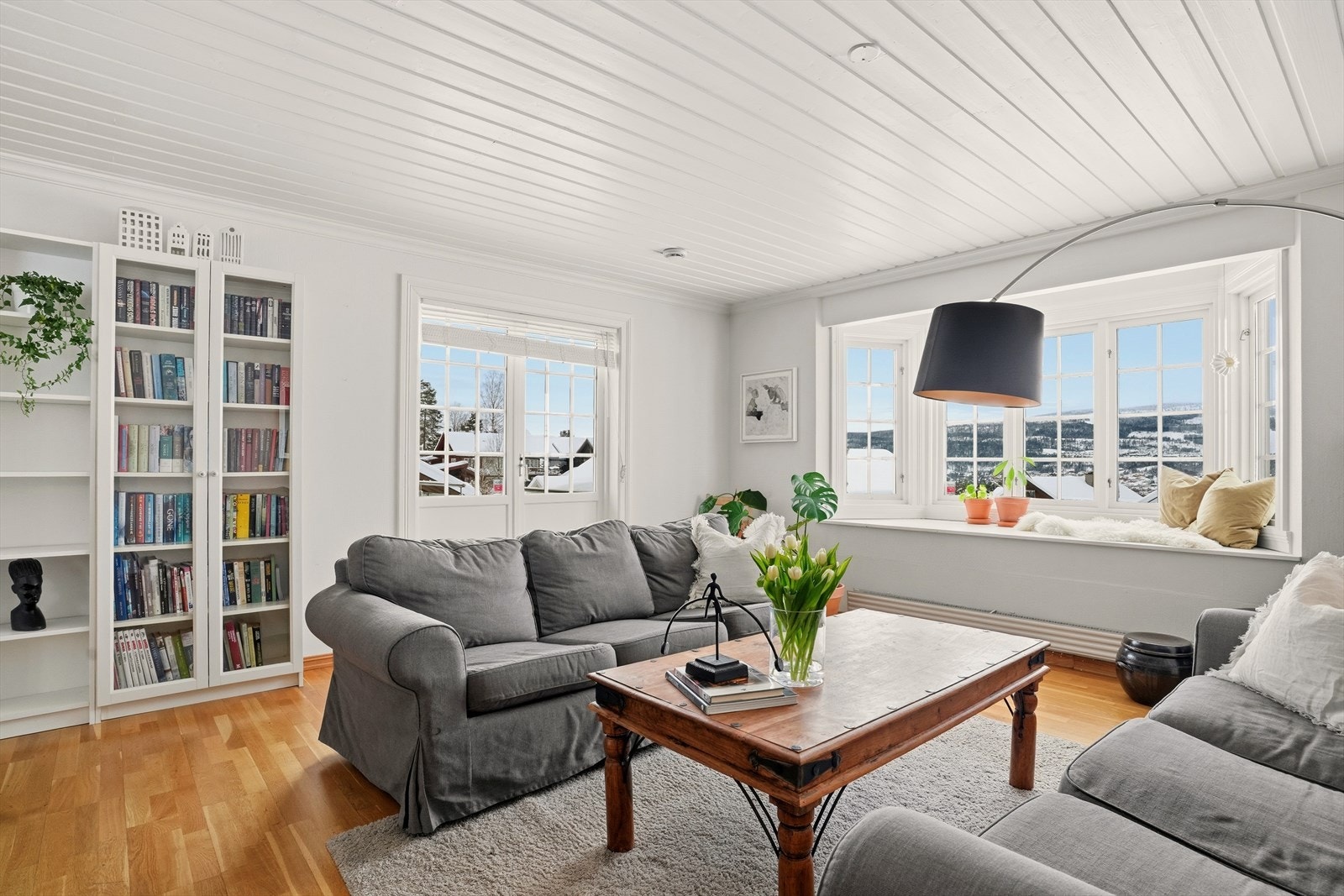 Fra stuen er det også direkte adkomst ut til terrassen, gjennom 2 sidehengslede dører. Galleribilde