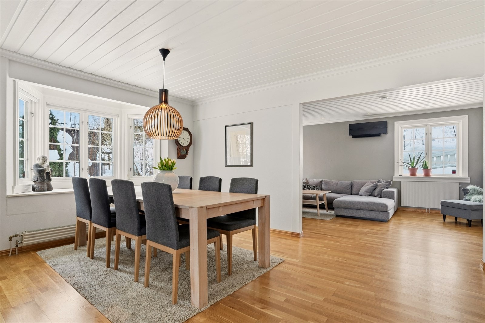 Videre inn fra TV-stuen, finner man en lun og trivelig spisestue. Her er det plass til godt med gjester til bords, med et raust karnapp som slipper inn godt med naturlig lys. Galleribilde