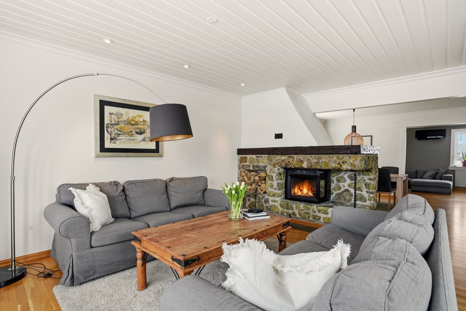 Et lyst og hyggelig allrom med god plass til en koselig sofagruppe. Galleribilde