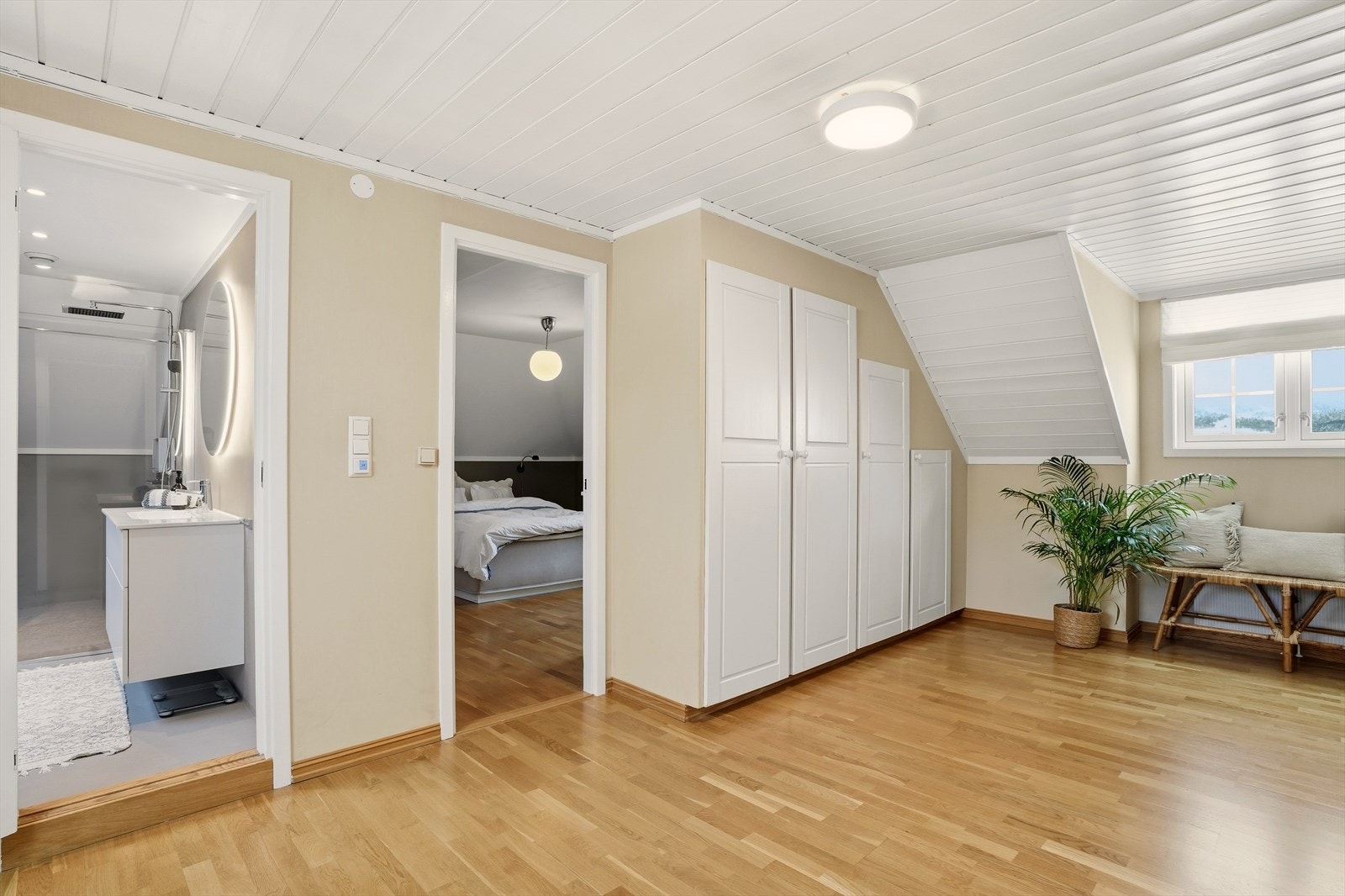 Det er godt med oppbevaringsplass i boligen, både med ulike bodrom i sokkeletasjen, og i integrerte garderobeløsninger i loftstuerommet. Galleribilde