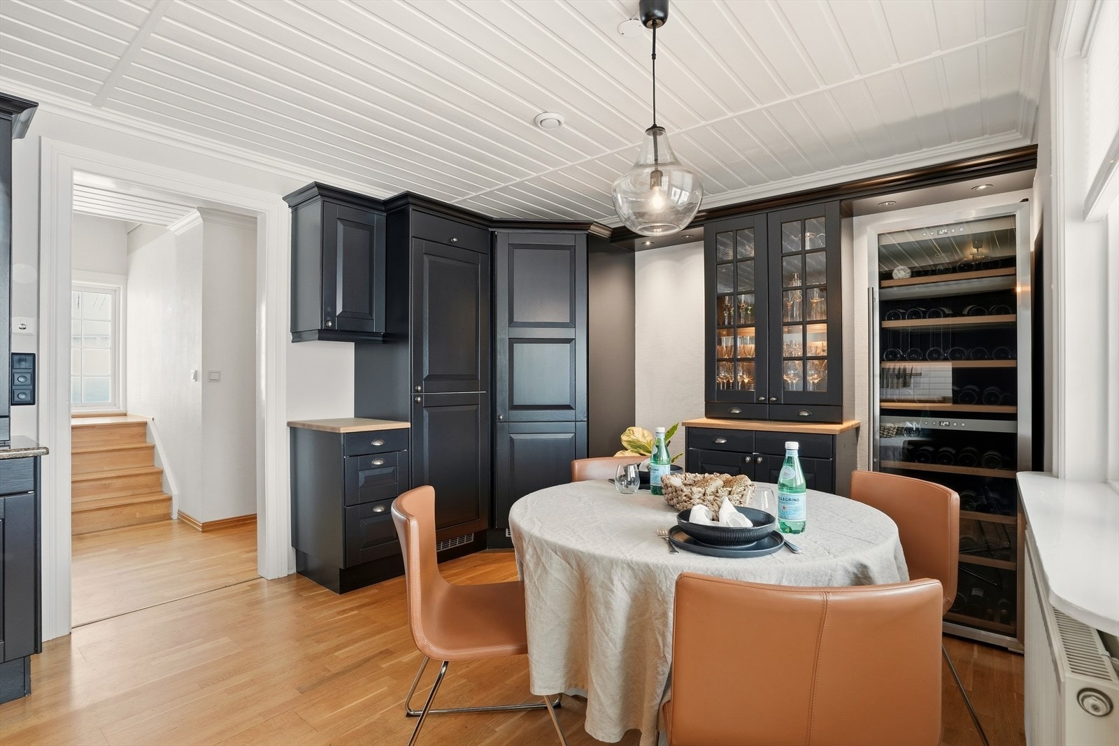 Det er også plass til en hyggelig frokostgruppe på kjøkkenet, til de hverdagslige måltidene når man ikke ønsker å ta i bruk spisestuen. Gjennomgang mot trappegang, vaskerom og toalettrom, sikrer en god romflyt. Galleribilde