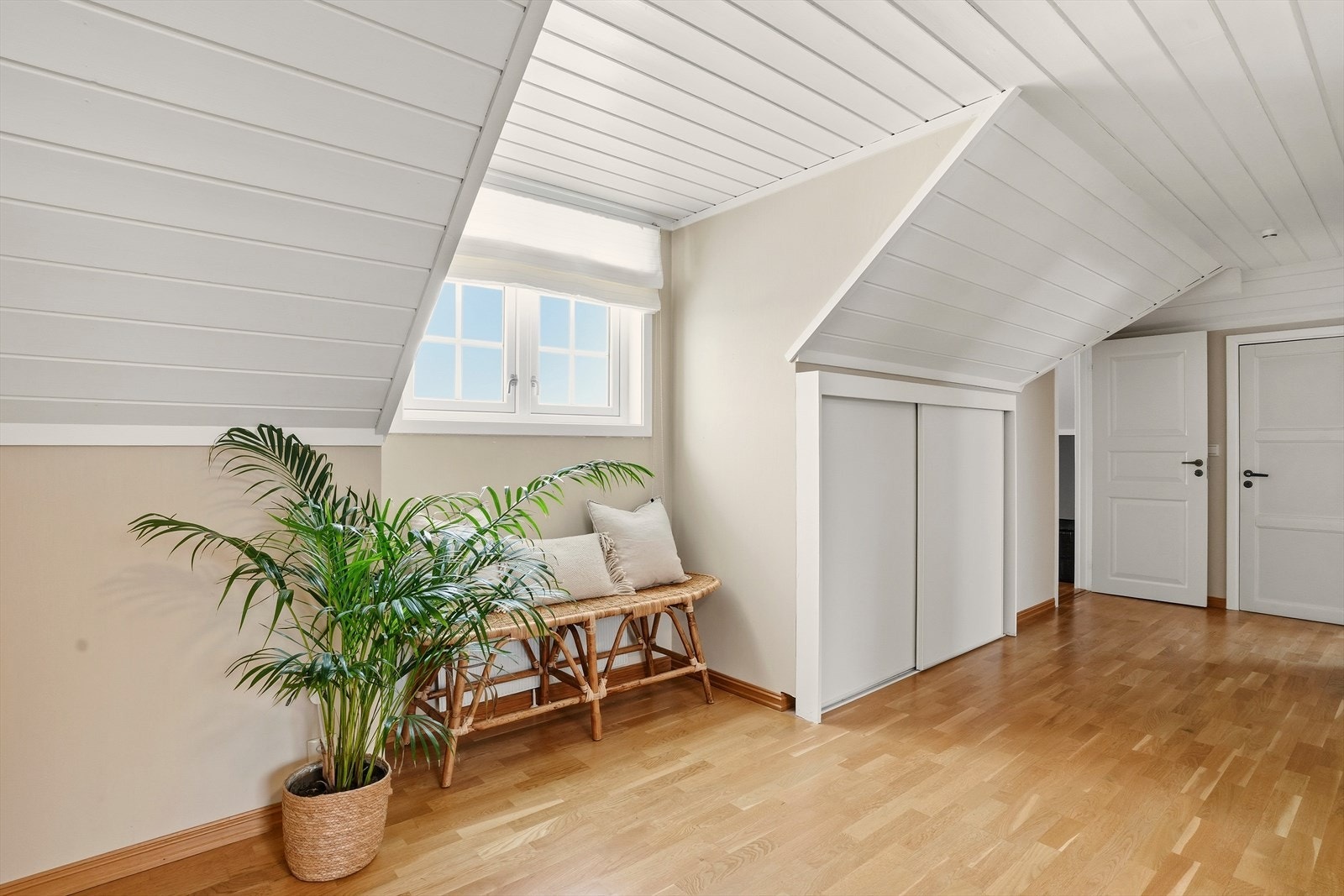 Flere takutspring i kombinasjon med en bratt vinkel på takkonstruksjonen, sikrer god romhøyde også i loftsetasjen! Ekstra oppbevaring utnyttet i knevegger. Galleribilde