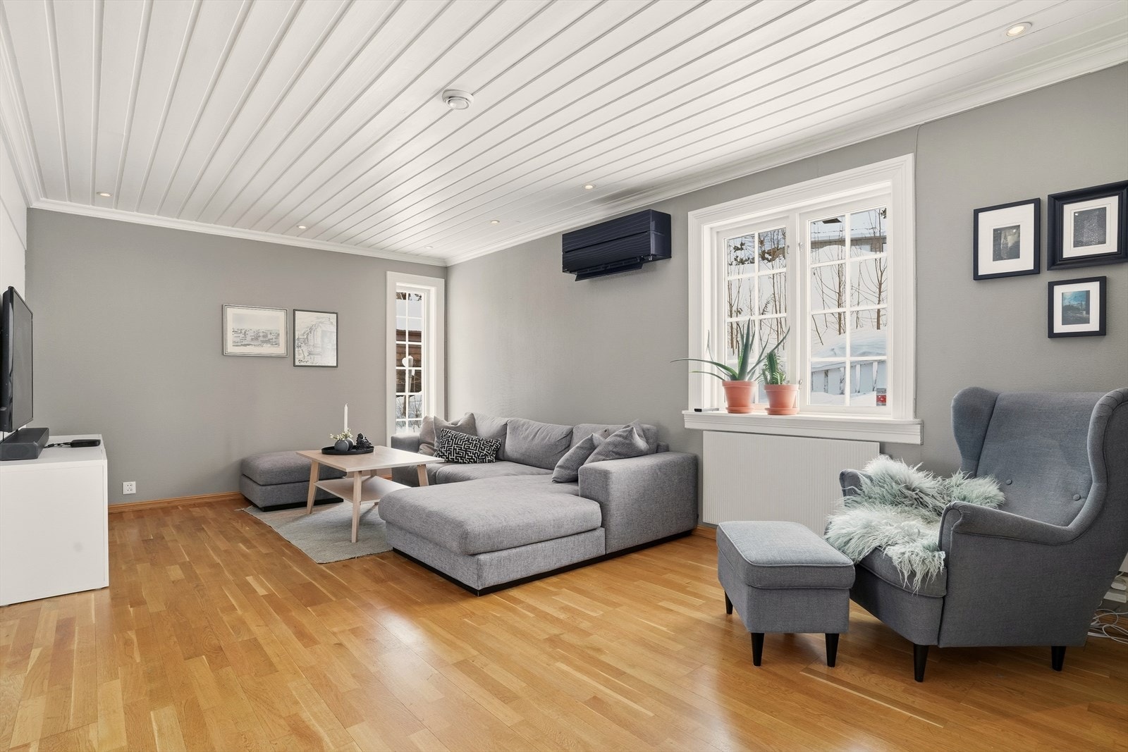 Hovedplanet i boligen er utstyrt med 3 ulike stuerom, hvilket gir fleksible møbleringsmuligheter med tydelig soneinndeling. Galleribilde