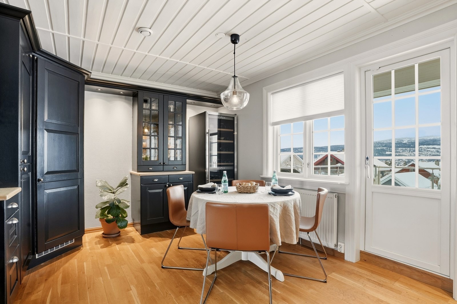 I forlengelse av halvøya, finner man mer innredning, et skråstilt kjølerom, og egne lyssatte nisjer med plass til feks vinkjøler, planter eller annet. (vinkjøler medfølger ikke i salget) Galleribilde