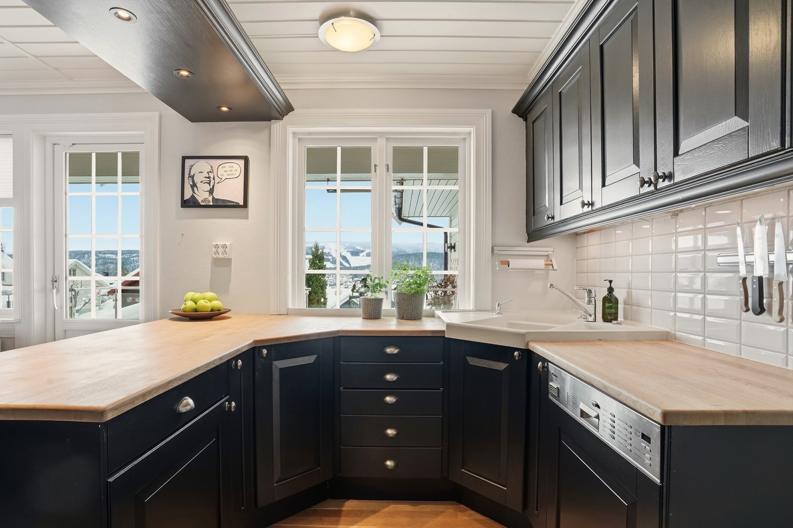 I herskapelig stil, fremstår kjøkkenet som solid og gjennomført. Hvitevarene er integrerte, og rommet tåler hard bruk fra en aktiv barnefamilie. Galleribilde