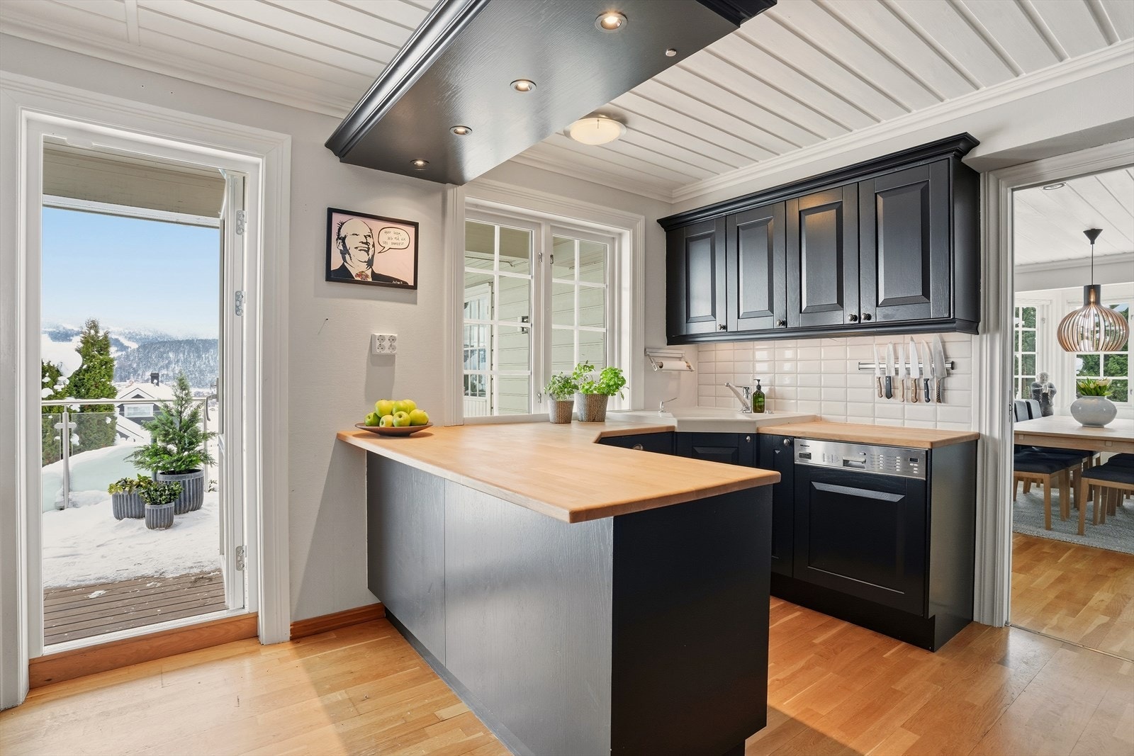 Benkeplaten i heltre er nylig slipt ned og gått over. Over halvøya er det godt med spotbelysning - en perfekt arbeidsbenk for matlagingen. Galleribilde