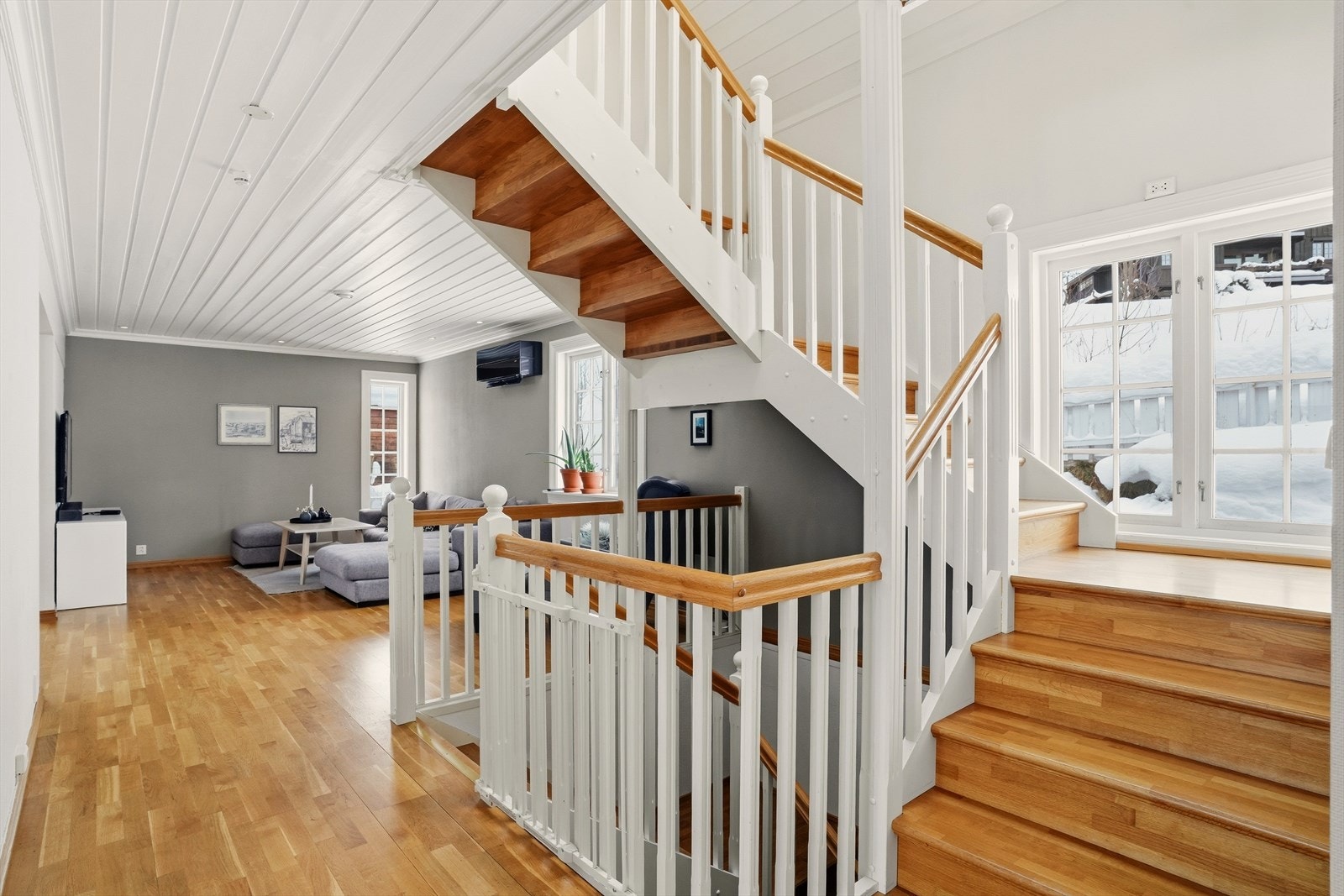 Videre opp fra hallen er det en lys og åpen trappegang. Galleribilde