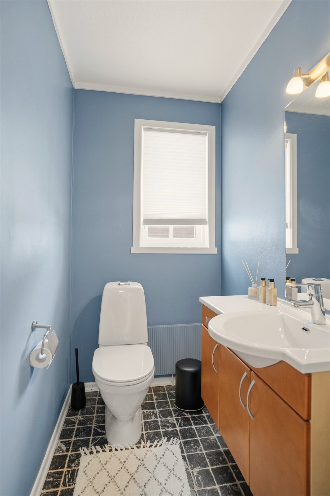 I hovedetasjen er det eget toalettrom, slik som ved inngangspartiet i underetasjen. Galleribilde