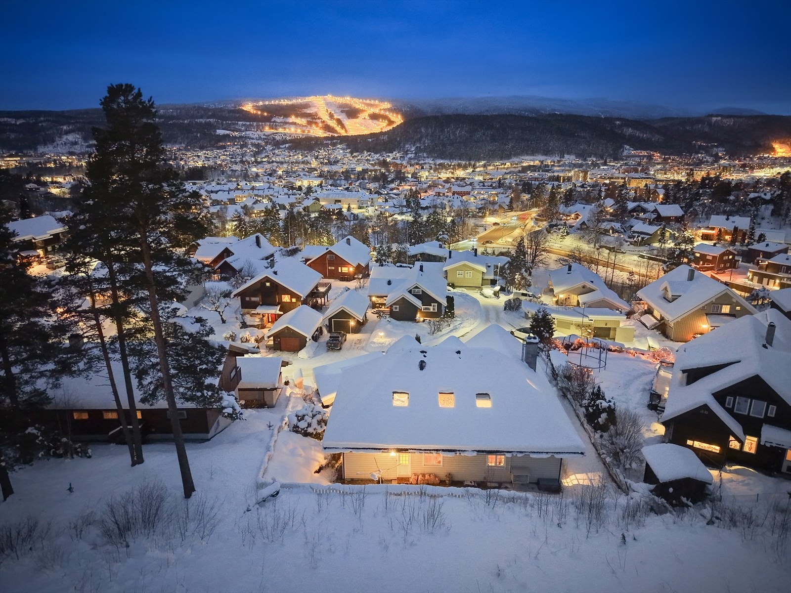 Eiendommen har et spektakulært utsyn, med utsikt direkte mot Funkelia og øvrige deler av sentrum. Galleribilde