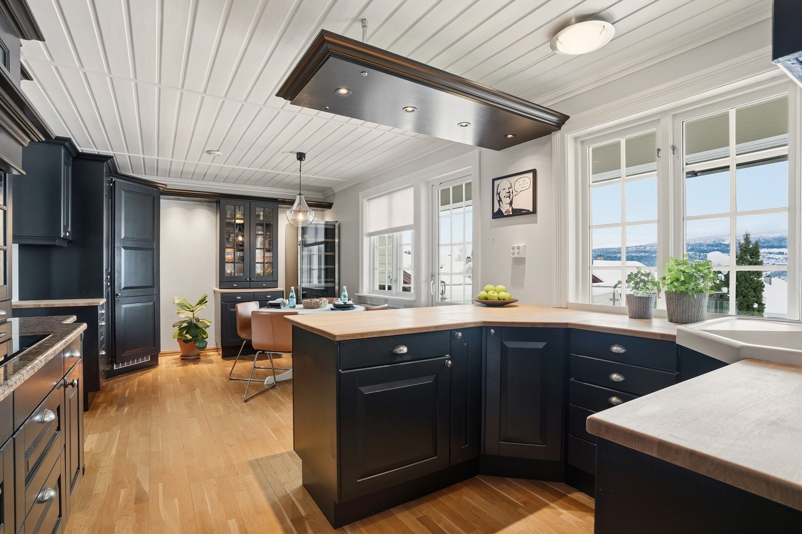 Kjøkkenet har raust med vindusflater, og også herifra er det kort vei ut til spiseplassen på terrassen. Enkelt å kunne flytte måltidene ut i sola. Galleribilde