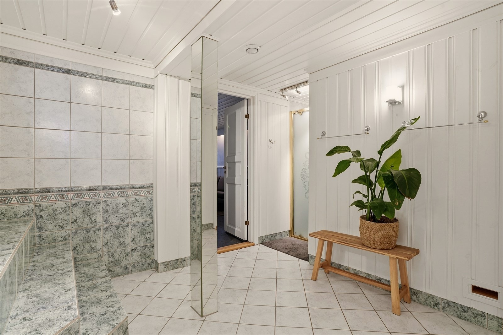 Boligen har også et bad i sokkel/underetasje. Badet ble pusset opp ca i år 2000. Galleribilde