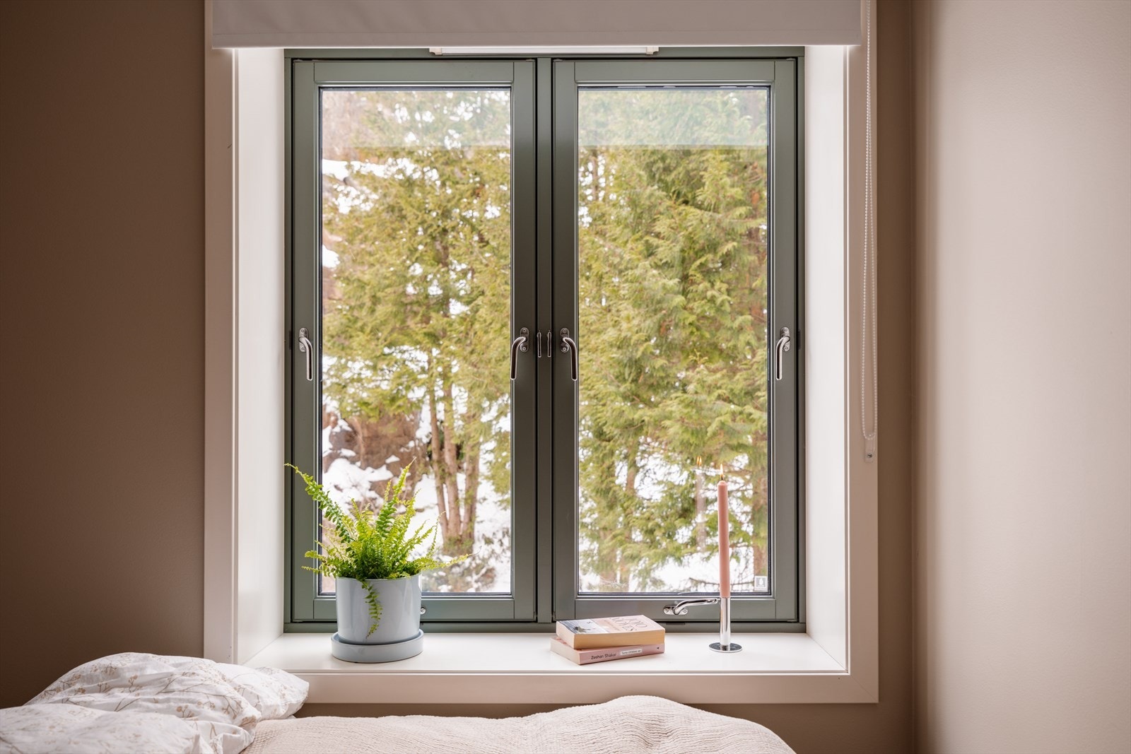 Også dette rommet vender mot de samme naturskjønne omgivelsene. Galleribilde