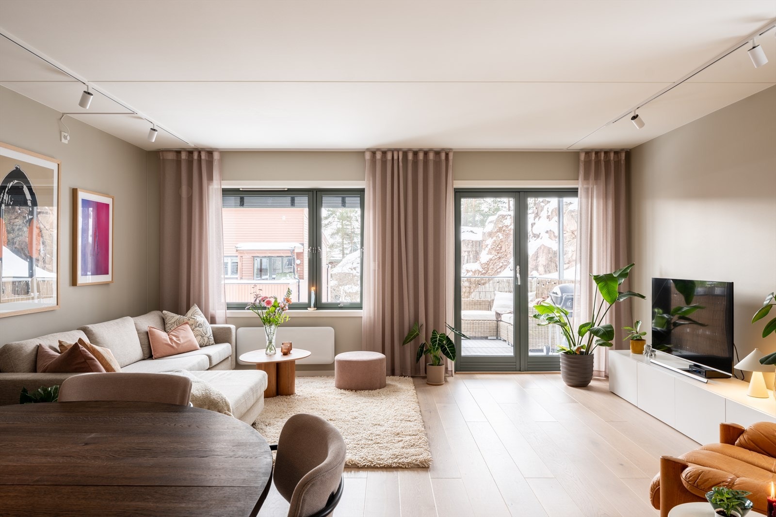 Dette er en rålekker 4-roms endeleilighet med solrik balkong, garasje og gjennomgående gode materialvalg! Galleribilde