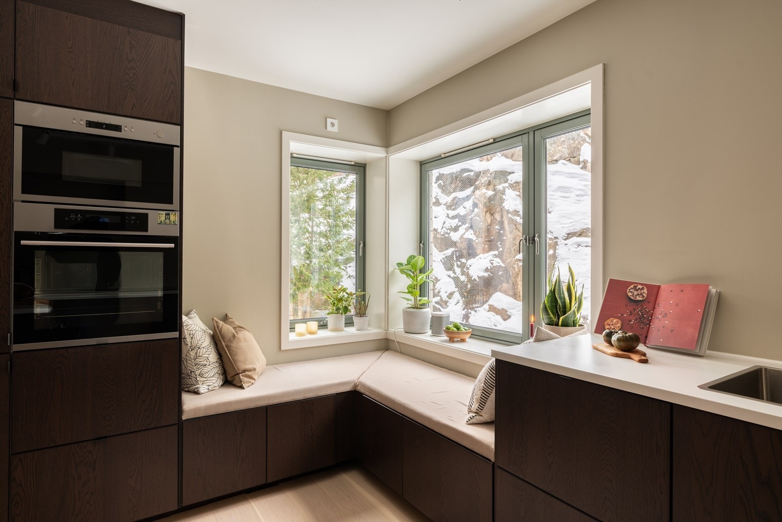 Kjøkkenkroken byr på en integrert bekeplass hvor du kan lese bøker til idyllisk utsikt. Galleribilde