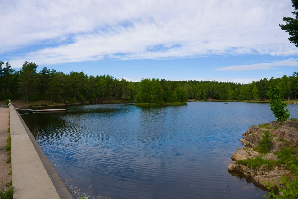 Vesletjern ligger få meter fra boligen med bade/grillplass. Galleribilde