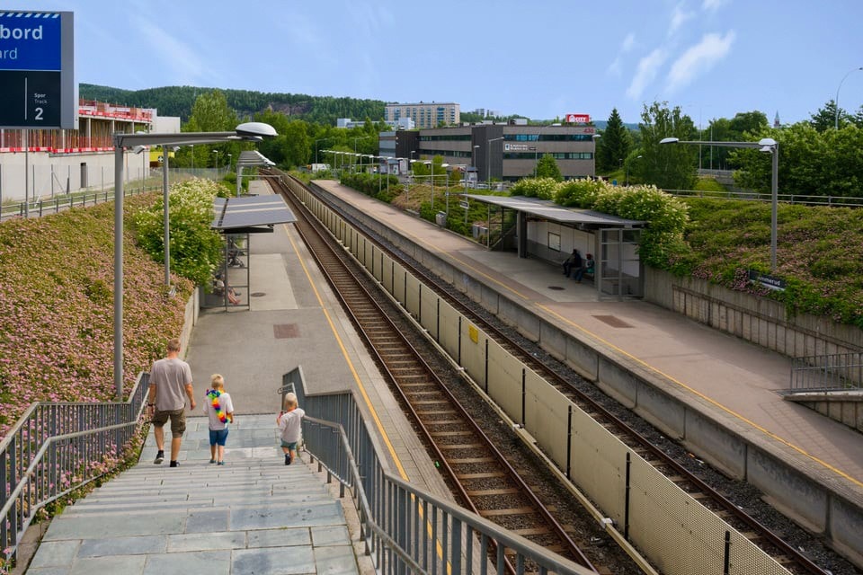 Skal du mot sentrum? Ja da er det ca. 10 minutters gange til nærmeste T-banestasjon. Her finner du også et bredt utvalg av matbutikker! Galleribilde