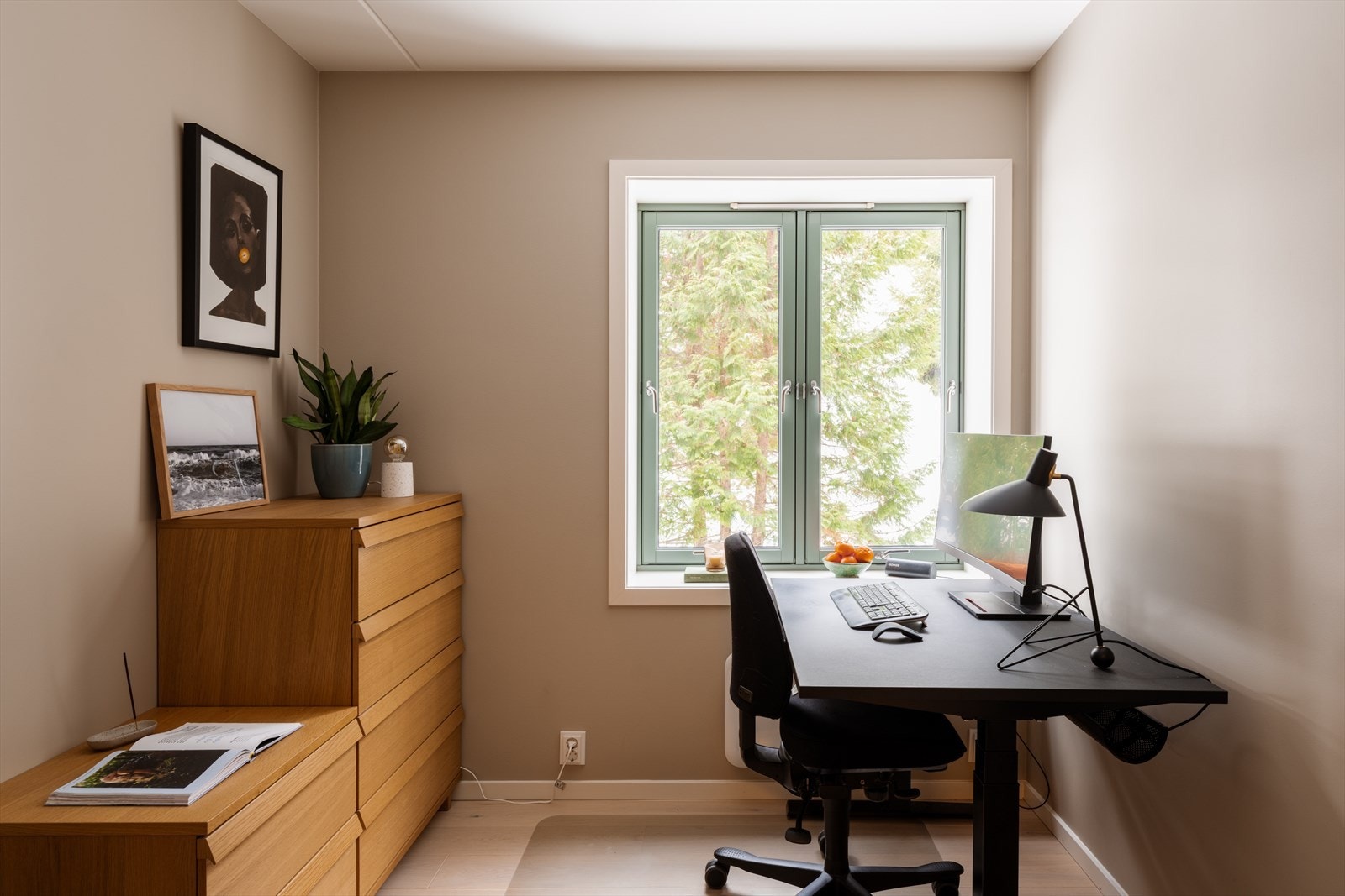 Det tredje soverommet fungerer utmerket som hjemmekontor eller hobbyrom. Galleribilde