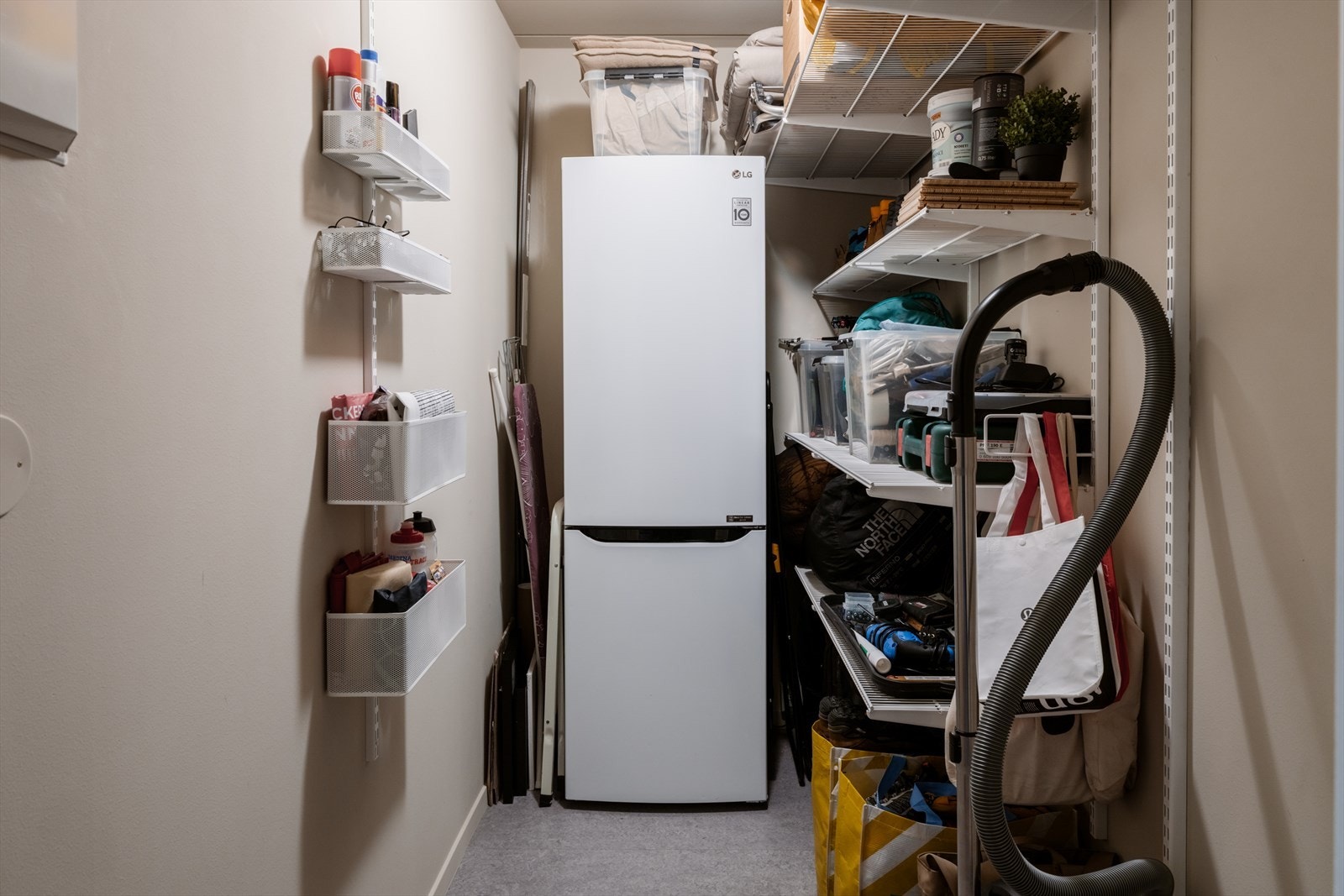 En praktisk innvendig bod gir rikelig med ekstra lagringsplass. I tillegg har leiligheten en kjellerbod og parkeringsplass i garasjeanlegg. Galleribilde