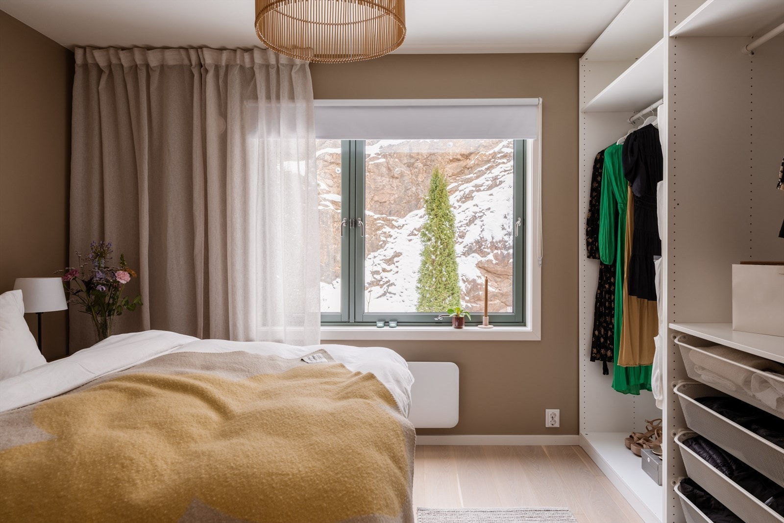 En romslig garderobeløsning gir utmerkede oppbevaringsmuligheter. Rommet er vendt mot rolige, usjenerte omgivelser. Galleribilde