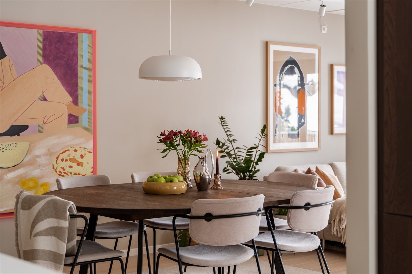 Den store stuen gir gode og naturlige soner for innredning. Her har du plass til langbord for middagsgjestene. Galleribilde