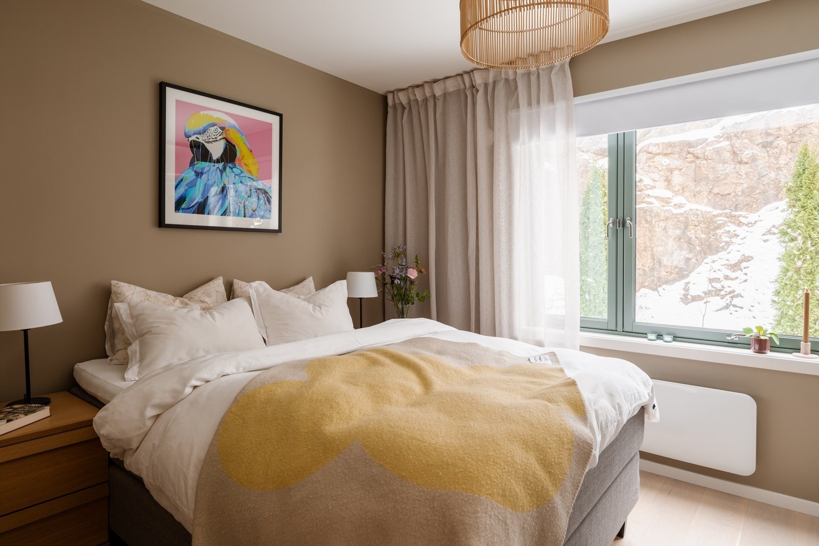 Hovedsoverommet er av god størrelse med plass til dobbeltseng og tilhørende møblement. Galleribilde